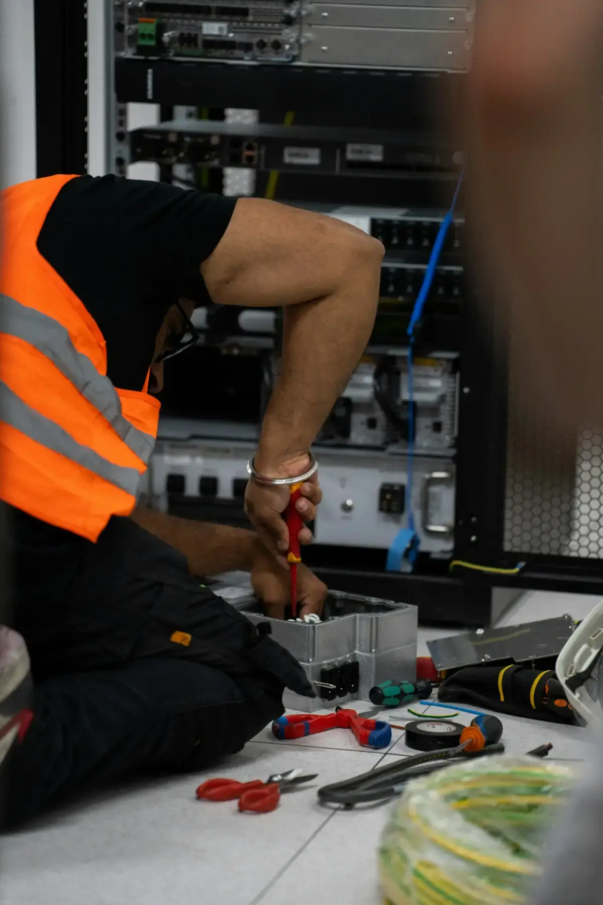 Técnico instalando equipos de red