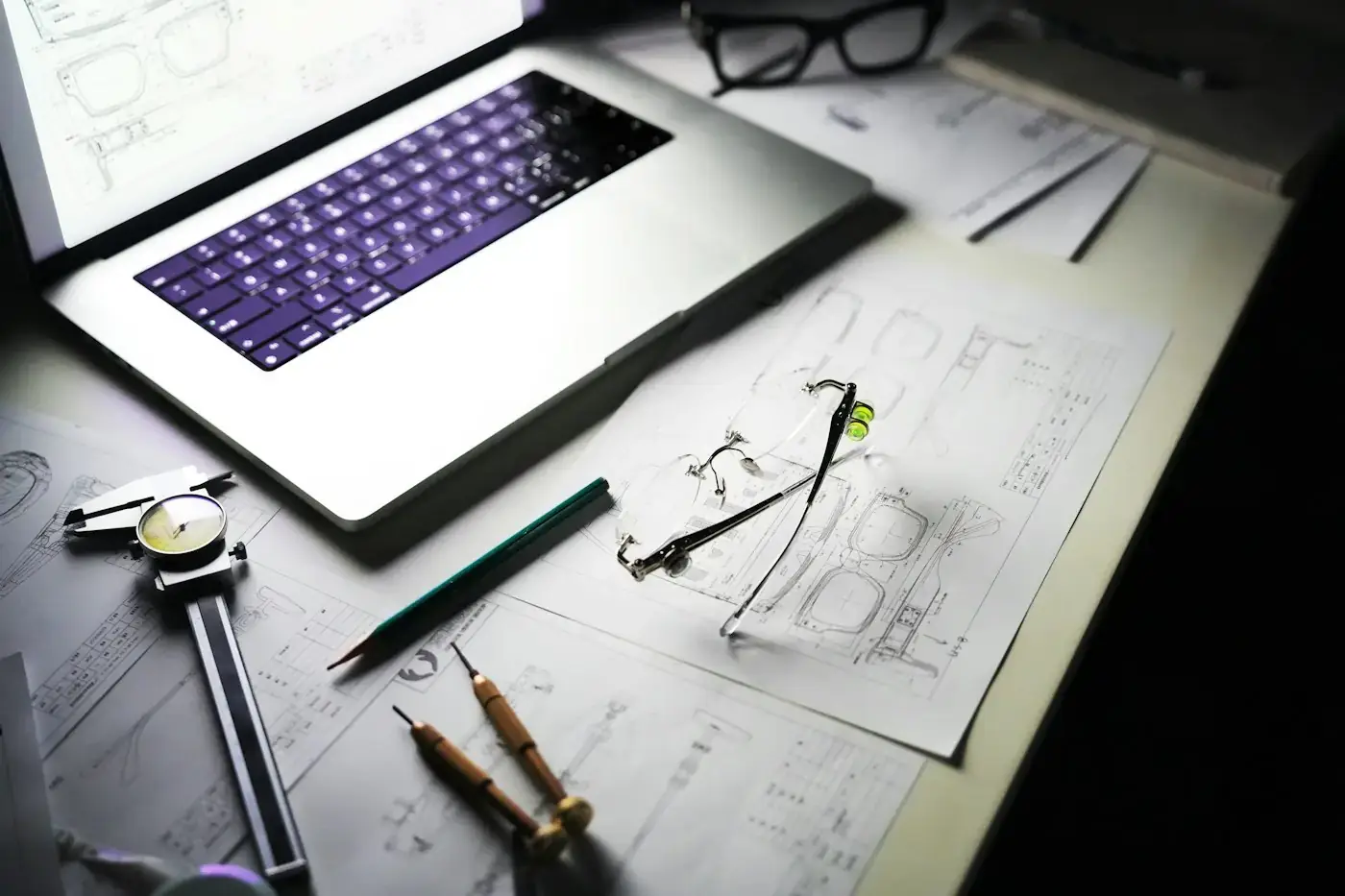 Mesa de trabajo con portátil y planos